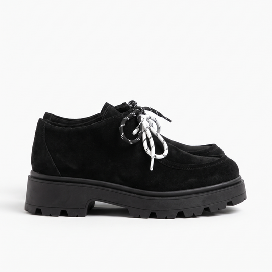 LACED LOAFERS TREND